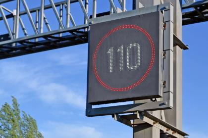 Η Ισπανία δοκιμάζει σύστημα δυναμικών ορίων ταχύτητας, τα οποία προσαρμόζονται σε πραγματικό χρόνο ανάλογα με την κυκλοφορία και τον καιρό.  